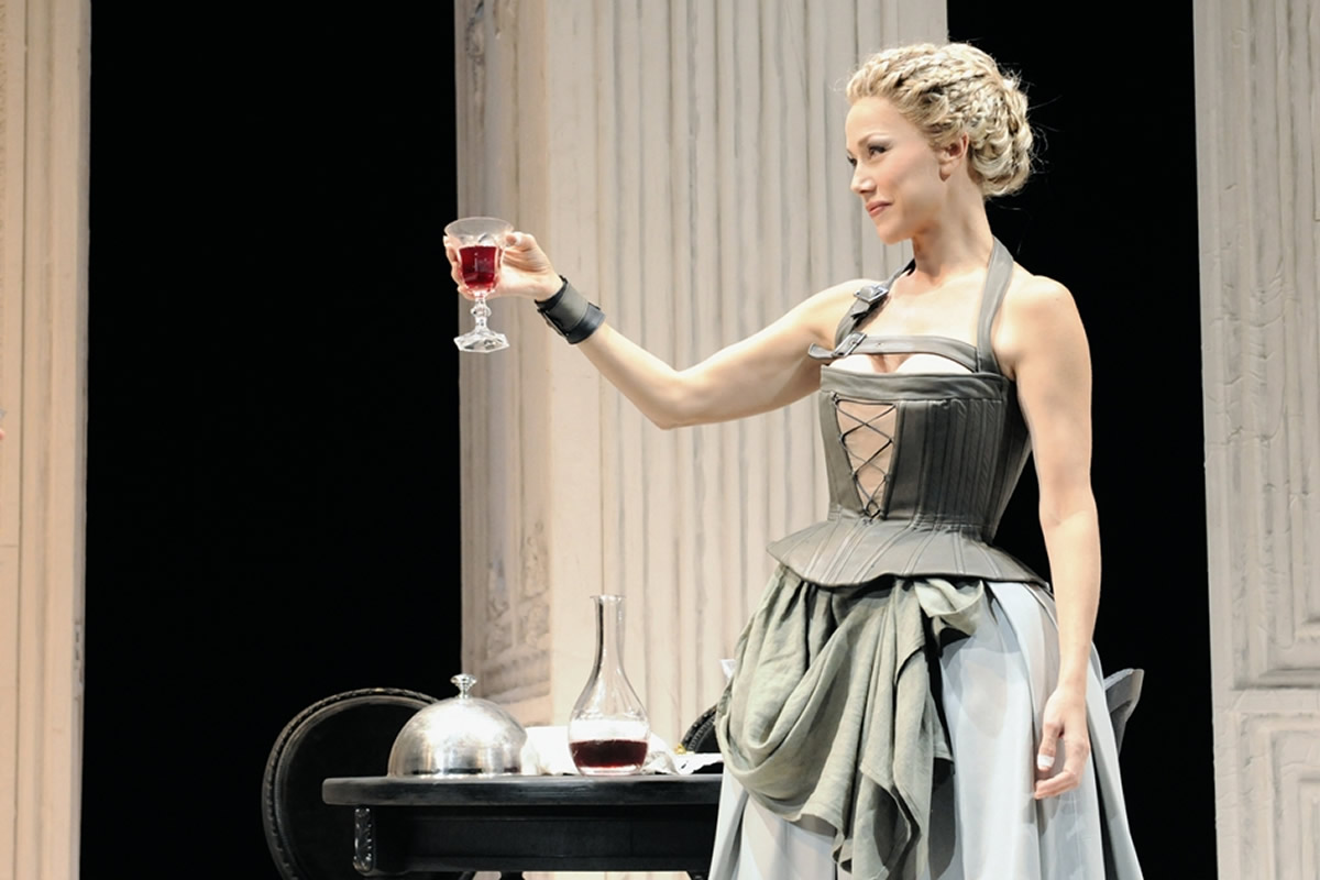 Nancy Brilli in La locandiera (recensione)